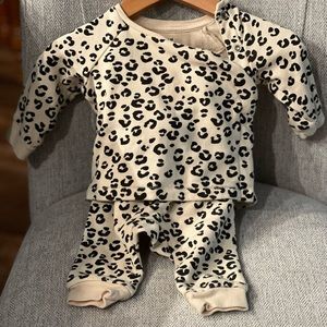 Pants and sweatshirt set. H&M